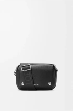 Kleine «Pebble»-Messenger-Tasche aus geschmeidigem, genarbtem Kalbsleder