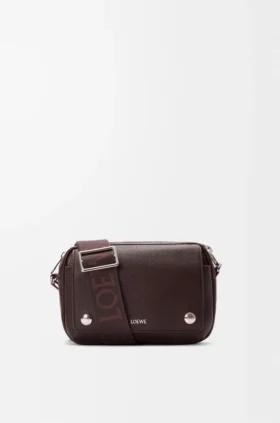 Kleine «Pebble»-Messenger-Tasche aus geschmeidigem, genarbtem Kalbsleder