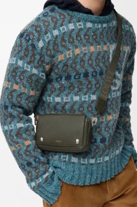 Kleine «Pebble»-Messenger-Tasche aus geschmeidigem, genarbtem Kalbsleder