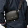 Kleine «Pebble»-Messenger-Tasche aus geschmeidigem, genarbtem Kalbsleder Kleine «Pebble»-Messenger-Tasche aus geschmeidigem, genarbtem Kalbsleder