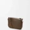 Kleine «Pebble»-Messenger-Tasche aus geschmeidigem, genarbtem Kalbsleder Kleine «Pebble»-Messenger-Tasche aus geschmeidigem, genarbtem Kalbsleder