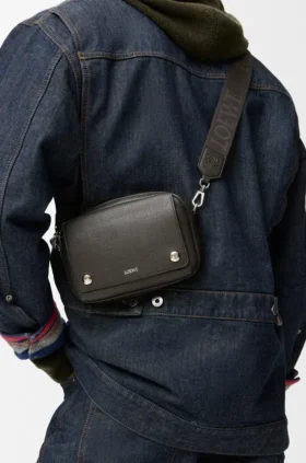 Kleine «Pebble»-Messenger-Tasche aus geschmeidigem, genarbtem Kalbsleder
