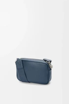 Kleine «Pebble»-Messenger-Tasche aus geschmeidigem, genarbtem Kalbsleder