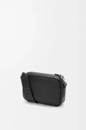 Kleine «Pebble»-Messenger-Tasche aus geschmeidigem, genarbtem Kalbsleder