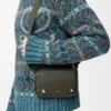 Kleine «Pebble»-Messenger-Tasche aus geschmeidigem, genarbtem Kalbsleder Kleine «Pebble»-Messenger-Tasche aus geschmeidigem, genarbtem Kalbsleder