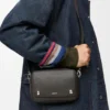 Kleine «Pebble»-Messenger-Tasche aus geschmeidigem, genarbtem Kalbsleder Kleine «Pebble»-Messenger-Tasche aus geschmeidigem, genarbtem Kalbsleder