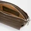Kleine «Pebble»-Messenger-Tasche aus geschmeidigem, genarbtem Kalbsleder Kleine «Pebble»-Messenger-Tasche aus geschmeidigem, genarbtem Kalbsleder