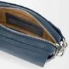 Kleine «Pebble»-Messenger-Tasche aus geschmeidigem, genarbtem Kalbsleder Kleine «Pebble»-Messenger-Tasche aus geschmeidigem, genarbtem Kalbsleder