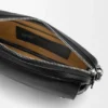 Kleine «Pebble»-Messenger-Tasche aus geschmeidigem, genarbtem Kalbsleder Kleine «Pebble»-Messenger-Tasche aus geschmeidigem, genarbtem Kalbsleder