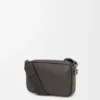 Kleine «Pebble»-Messenger-Tasche aus geschmeidigem, genarbtem Kalbsleder Kleine «Pebble»-Messenger-Tasche aus geschmeidigem, genarbtem Kalbsleder