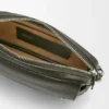 Kleine «Pebble»-Messenger-Tasche aus geschmeidigem, genarbtem Kalbsleder Kleine «Pebble»-Messenger-Tasche aus geschmeidigem, genarbtem Kalbsleder