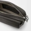 Kleine «Pebble»-Messenger-Tasche aus geschmeidigem, genarbtem Kalbsleder Kleine «Pebble»-Messenger-Tasche aus geschmeidigem, genarbtem Kalbsleder