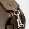 Kleine «Pebble»-Messenger-Tasche aus geschmeidigem, genarbtem Kalbsleder Kleine «Pebble»-Messenger-Tasche aus geschmeidigem, genarbtem Kalbsleder