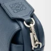 Kleine «Pebble»-Messenger-Tasche aus geschmeidigem, genarbtem Kalbsleder Kleine «Pebble»-Messenger-Tasche aus geschmeidigem, genarbtem Kalbsleder