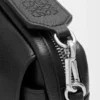 Kleine «Pebble»-Messenger-Tasche aus geschmeidigem, genarbtem Kalbsleder Kleine «Pebble»-Messenger-Tasche aus geschmeidigem, genarbtem Kalbsleder