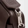 Kleine «Pebble»-Messenger-Tasche aus geschmeidigem, genarbtem Kalbsleder Kleine «Pebble»-Messenger-Tasche aus geschmeidigem, genarbtem Kalbsleder