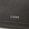 Kleine «Pebble»-Messenger-Tasche aus geschmeidigem, genarbtem Kalbsleder Kleine «Pebble»-Messenger-Tasche aus geschmeidigem, genarbtem Kalbsleder