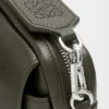 Kleine «Pebble»-Messenger-Tasche aus geschmeidigem, genarbtem Kalbsleder Kleine «Pebble»-Messenger-Tasche aus geschmeidigem, genarbtem Kalbsleder