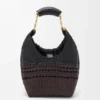 Kleine Squeeze-Tasche aus gewebtem Nappa-Kalbsleder Kleine Squeeze-Tasche aus gewebtem Nappa-Kalbsleder