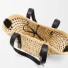 Kleiner geflochtener Korb aus Iraca-Palmenblättern und Kalbsleder Kleiner geflochtener Korb aus Iraca-Palmenblättern und Kalbsleder