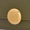 Kleines vertikales Portemonnaie «Pebble» aus genarbtem Kalbsleder