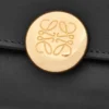 Kleines vertikales Portemonnaie «Pebble» aus glänzendem Nappa-Kalbsleder Kleines vertikales Portemonnaie «Pebble» aus glänzendem Nappa-Kalbsleder