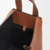 Kompakte «Hammock»-Tasche aus klassischem Kalbsleder Kompakte «Hammock»-Tasche aus klassischem Kalbsleder
