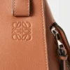 Kompakte «Hammock»-Tasche aus klassischem Kalbsleder Kompakte «Hammock»-Tasche aus klassischem Kalbsleder