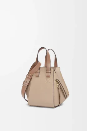 Kompakte Hammock-Tasche aus weichem, genarbtem Kalbsleder