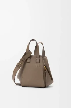 Kompakte Hammock-Tasche aus weichem, genarbtem Kalbsleder