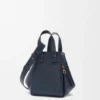 Kompakte Hammock-Tasche aus weichem, genarbtem Kalbsleder Kompakte Hammock-Tasche aus weichem, genarbtem Kalbsleder