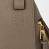 Kompakte Hammock-Tasche aus weichem, genarbtem Kalbsleder Kompakte Hammock-Tasche aus weichem, genarbtem Kalbsleder