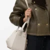 Kompakte Hammock-Tasche aus weichem, genarbtem Kalbsleder Kompakte Hammock-Tasche aus weichem, genarbtem Kalbsleder