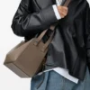 Kompakte Hammock-Tasche aus weichem, genarbtem Kalbsleder Kompakte Hammock-Tasche aus weichem, genarbtem Kalbsleder