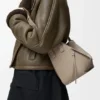 Kompakte Hammock-Tasche aus weichem, genarbtem Kalbsleder Kompakte Hammock-Tasche aus weichem, genarbtem Kalbsleder