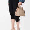 Kompakte Hammock-Tasche aus weichem, genarbtem Kalbsleder Kompakte Hammock-Tasche aus weichem, genarbtem Kalbsleder