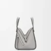 Kompakte Hammock-Tasche aus weichem, genarbtem Kalbsleder Kompakte Hammock-Tasche aus weichem, genarbtem Kalbsleder