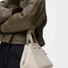 Kompakte Hammock-Tasche aus weichem, genarbtem Kalbsleder Kompakte Hammock-Tasche aus weichem, genarbtem Kalbsleder