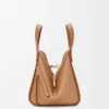 Kompakte Hammock-Tasche aus weichem, genarbtem Kalbsleder Kompakte Hammock-Tasche aus weichem, genarbtem Kalbsleder