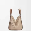 Kompakte Hammock-Tasche aus weichem, genarbtem Kalbsleder Kompakte Hammock-Tasche aus weichem, genarbtem Kalbsleder