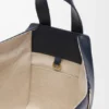 Kompakte Hammock-Tasche aus weichem, genarbtem Kalbsleder Kompakte Hammock-Tasche aus weichem, genarbtem Kalbsleder