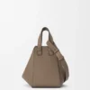 Kompakte Hammock-Tasche aus weichem, genarbtem Kalbsleder Kompakte Hammock-Tasche aus weichem, genarbtem Kalbsleder