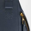 Kompakte Hammock-Tasche aus weichem, genarbtem Kalbsleder Kompakte Hammock-Tasche aus weichem, genarbtem Kalbsleder