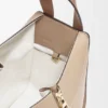 Kompakte Hammock-Tasche aus weichem, genarbtem Kalbsleder Kompakte Hammock-Tasche aus weichem, genarbtem Kalbsleder