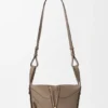 Kompakte Hammock-Tasche aus weichem, genarbtem Kalbsleder Kompakte Hammock-Tasche aus weichem, genarbtem Kalbsleder