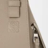 Kompakte Hammock-Tasche aus weichem, genarbtem Kalbsleder Kompakte Hammock-Tasche aus weichem, genarbtem Kalbsleder