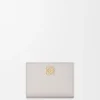 Kompaktes Anagram-Portemonnaie aus genarbtem Kalbsleder Kompaktes Anagram-Portemonnaie aus genarbtem Kalbsleder