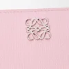 Kompaktes Anagram-Portemonnaie aus genarbtem Kalbsleder Kompaktes Anagram-Portemonnaie aus genarbtem Kalbsleder