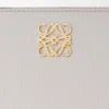 Kompaktes Anagram-Portemonnaie aus genarbtem Kalbsleder Kompaktes Anagram-Portemonnaie aus genarbtem Kalbsleder