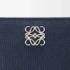 Kompaktes Anagram-Portemonnaie aus genarbtem Kalbsleder Kompaktes Anagram-Portemonnaie aus genarbtem Kalbsleder